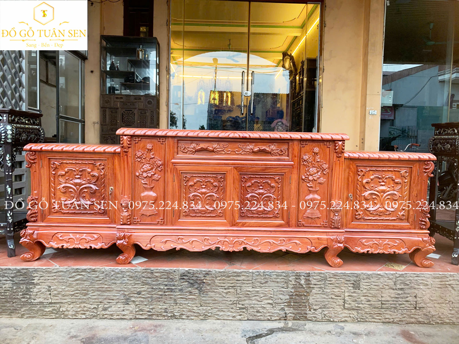 Thông tin kích thước kệ tivi chạm hoa hồng